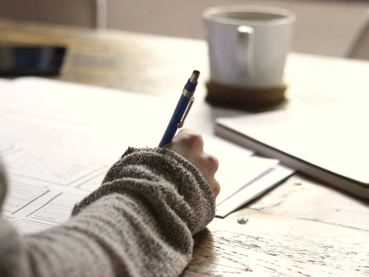 Material de estudio y modelos de examen sobre una mesa