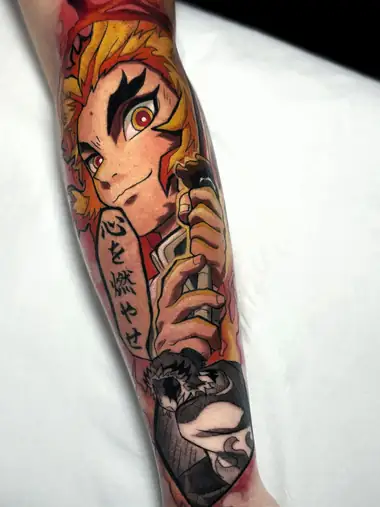 Rengoku, de Kimetsu no Yaiba, a color en el antebrazo, con su frase en japonés y la parte de abajo en negro y grises.