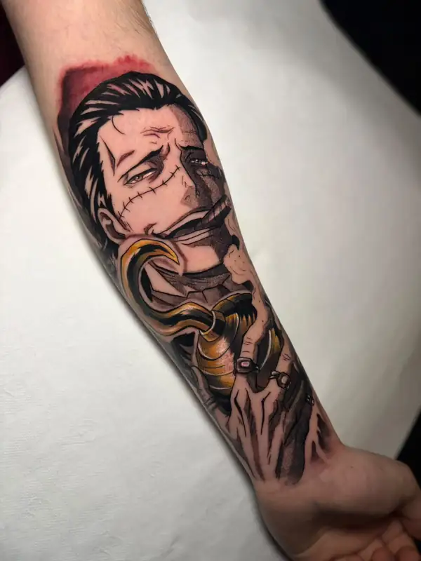 Crocodile, de One Piece, con su cicatriz y el garfio dorado, en negro y grises con toques de color en el antebrazo.