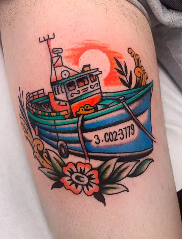 Barco pesquero con su matrícula de A Coruña, el sol detrás y una flor delante, en tradicional a color en la pierna.