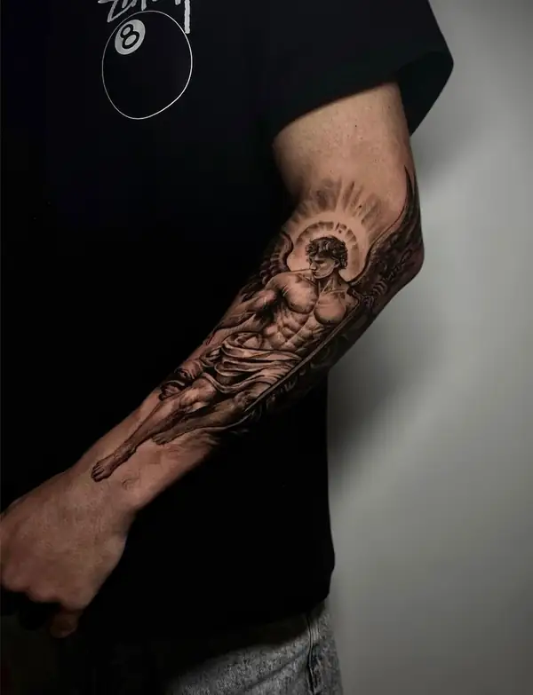 Una figura con un halo de luz, en negro y grises a lo largo del antebrazo.