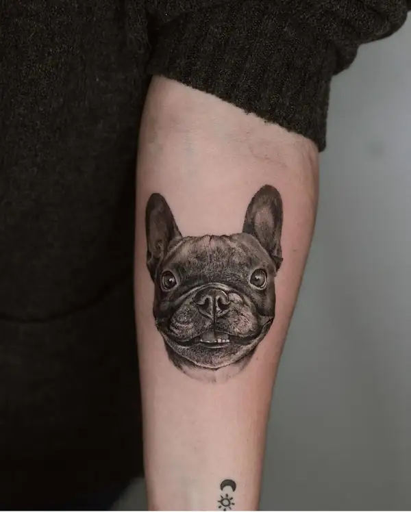 Bulldog francés pequeño, en microrrealismo en el antebrazo.
