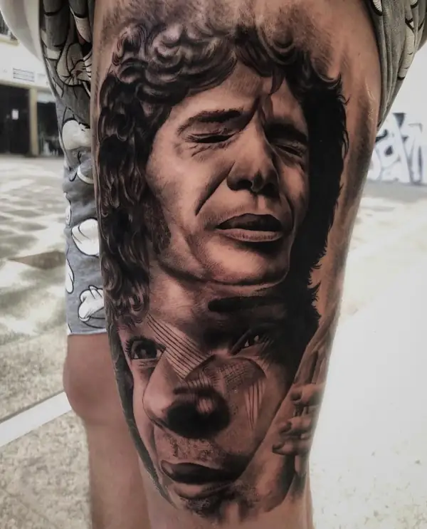 Retrato de un hombre de pelo rizado con otro rostro debajo, en negro y grises en el muslo.