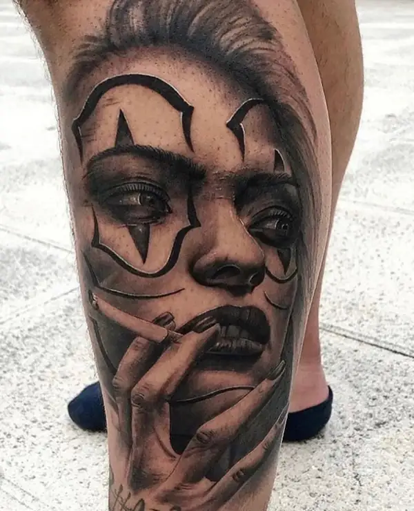 Mujer con maquillaje de payaso que fuma con la mano en la boca, en negro y grises en el gemelo.