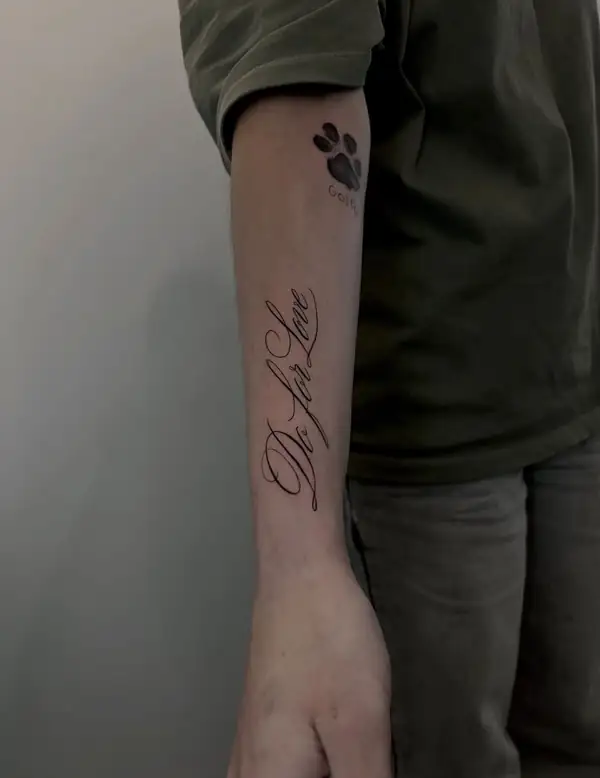 Una frase en letra caligráfica y una huella pequeña, en el antebrazo.