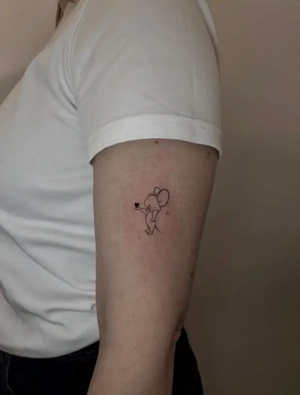 Jerry, de Tom y Jerry, pequeño en línea fina en el brazo.
