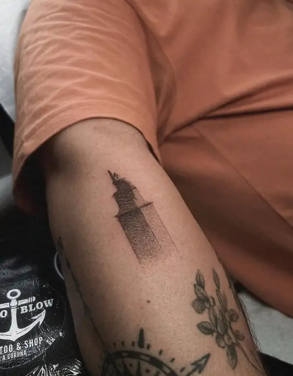 La Torre de Hércules en puntillismo, pequeña, en el antebrazo.