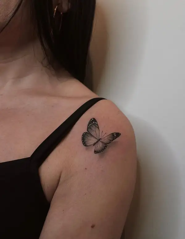 Una mariposa pequeña en el hombro.