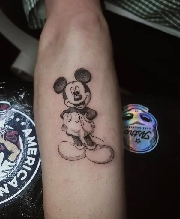Mickey Mouse en puntillismo, de cuerpo entero, en el antebrazo.