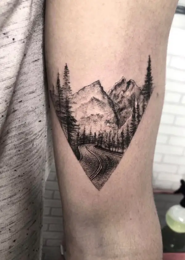 Montañas, un bosque y un camino dentro de un triángulo, en línea fina y punteado en el brazo.