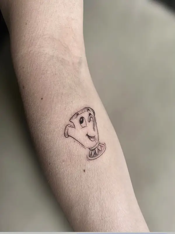 Chip, la taza de La bella y la bestia, en línea fina en el antebrazo.