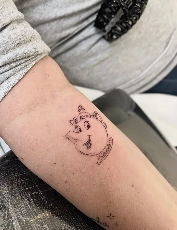 La señora Potts, la tetera de La bella y la bestia, en línea fina en el brazo.