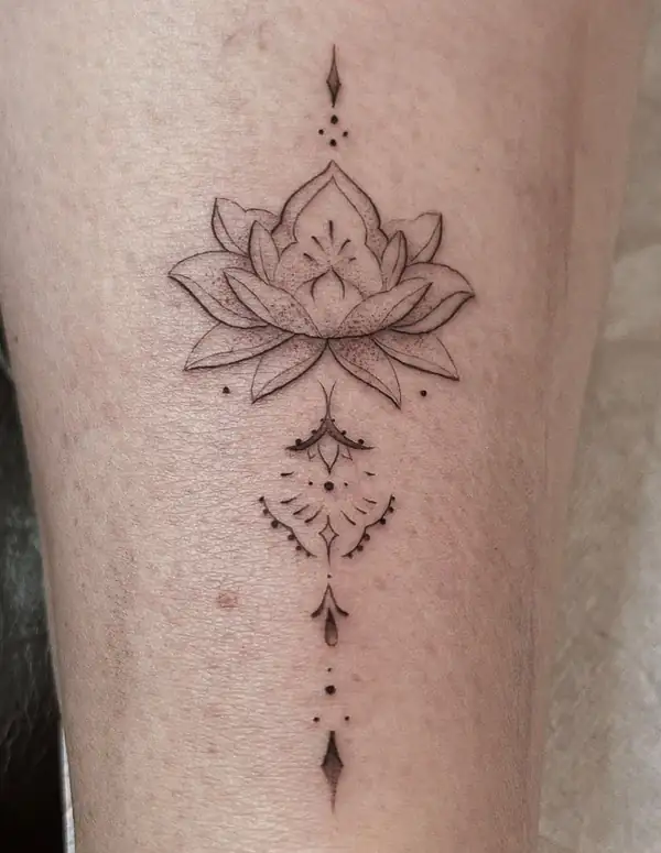 Flor de loto ornamental con puntos y adornos en línea fina, en la pierna.