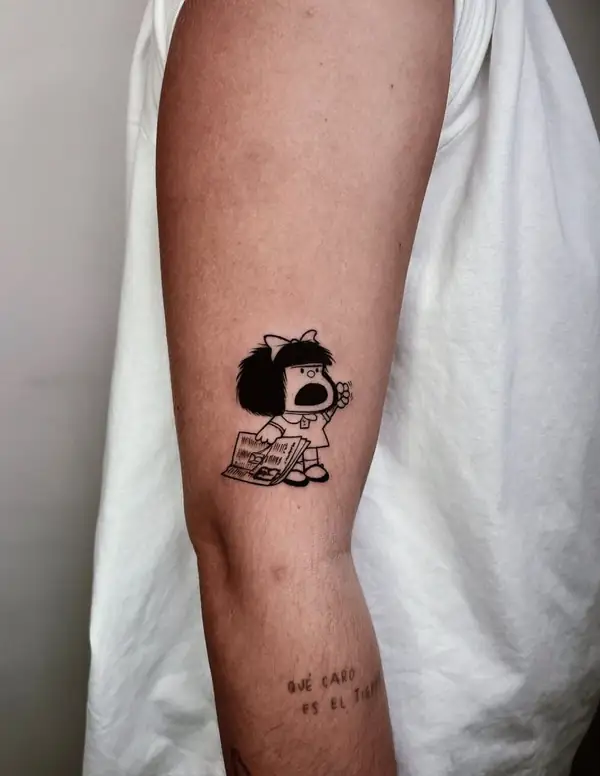 Mafalda gritando con un periódico en las manos, en línea fina y negro en el brazo.