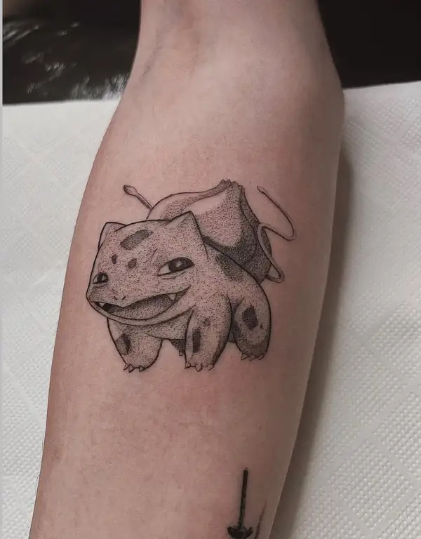 Bulbasaur, de Pokémon, en línea fina y punteado en la pierna.