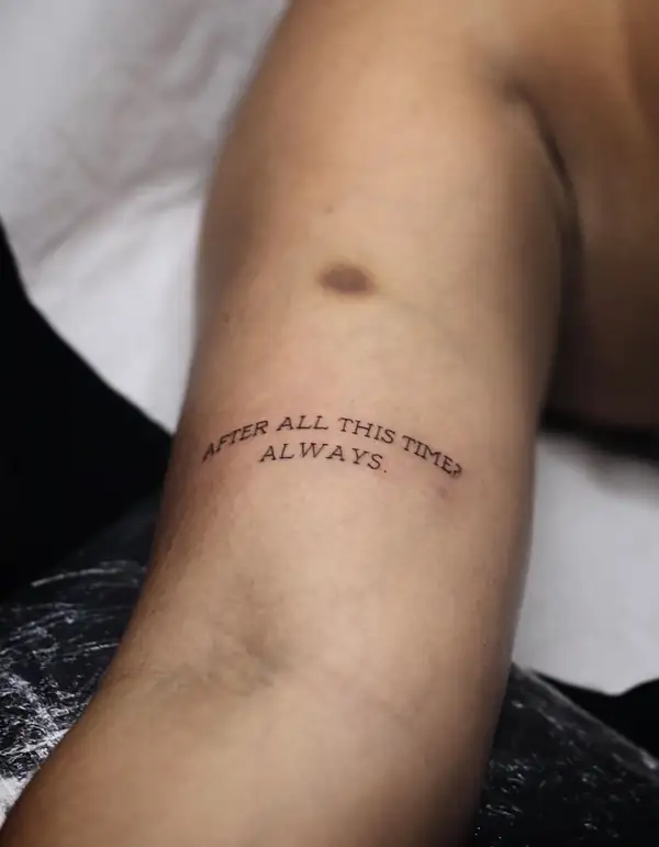 La frase «After all this time? Always.» en letra de máquina en el brazo.