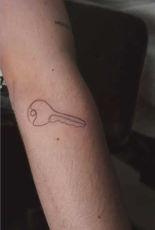 Una llave en línea fina en el antebrazo.