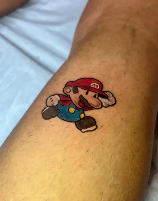 Mario, de Super Mario, a color en la pierna.
