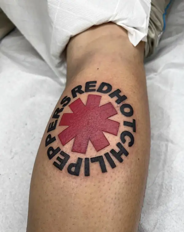 El logo de Red Hot Chili Peppers, la estrella roja con el nombre alrededor, en el gemelo.