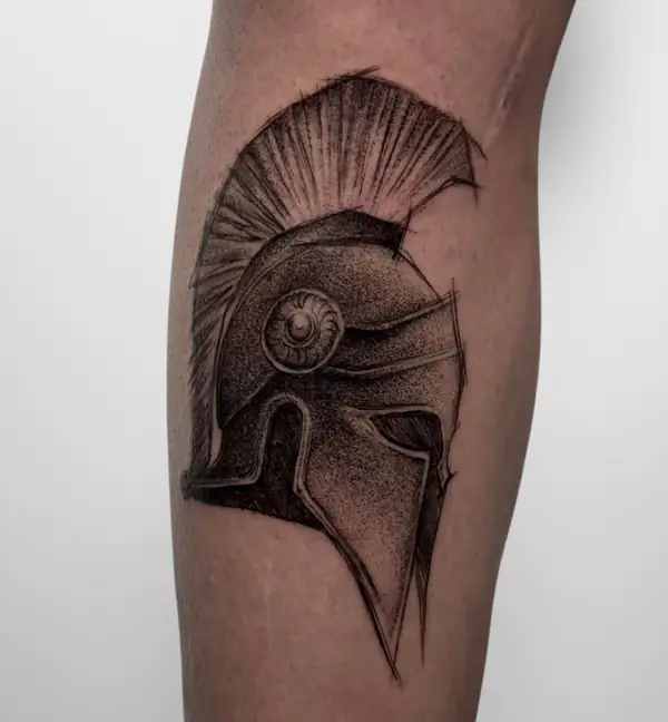 Casco espartano en puntillismo, con todo el volumen hecho a puntos, en el antebrazo.
