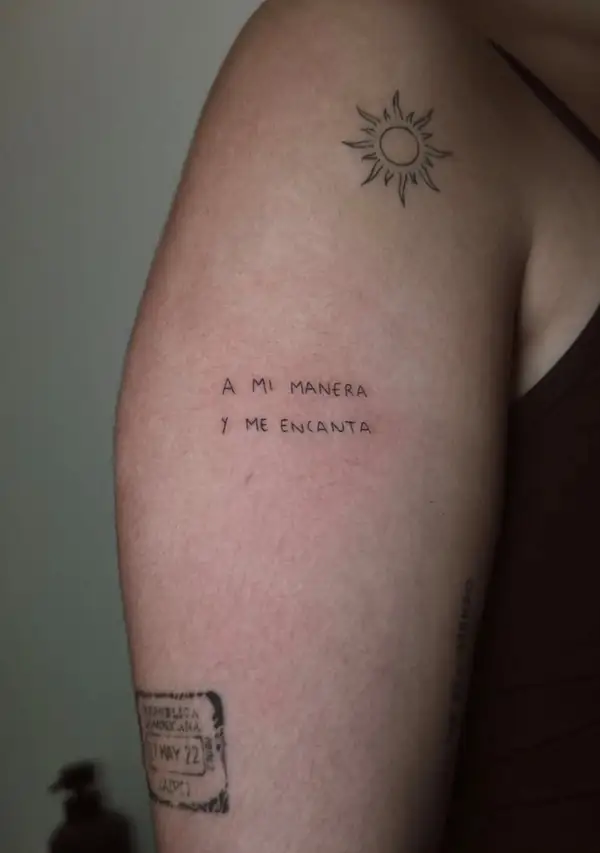Un sol pequeño y la frase «A mi manera y me encanta», en el brazo.