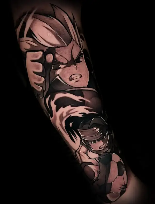Dos personajes de anime en negro y grises en el antebrazo: uno con el ceño fruncido arriba y otro con cinta en la frente abajo.