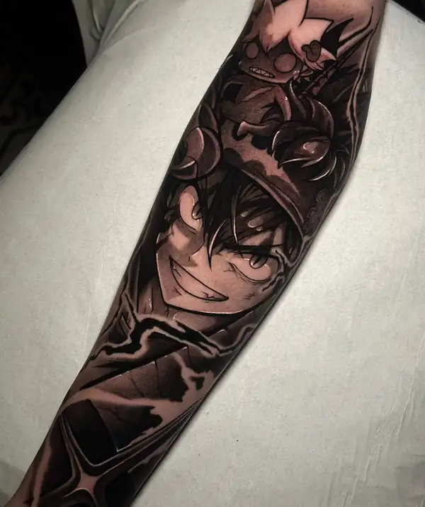 Personaje de anime sonriente bajo una corona, en negro y grises en el antebrazo, entre rayos.