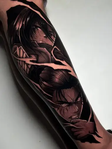 Mikasa y Eren, de Attack on Titan, en negro y grises en el antebrazo, separados por un trazo de luz.