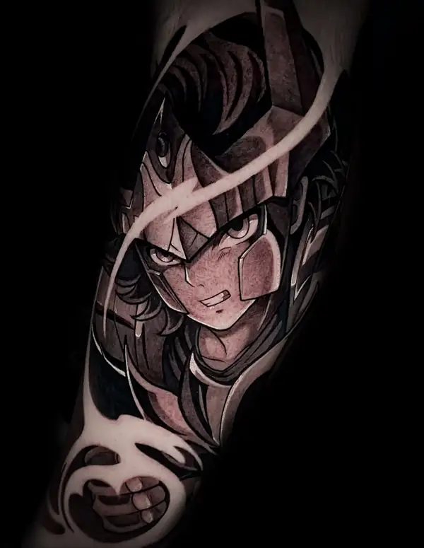 Guerrero de anime con casco y gesto decidido, en negro y grises en el antebrazo, entre trazos de energía.