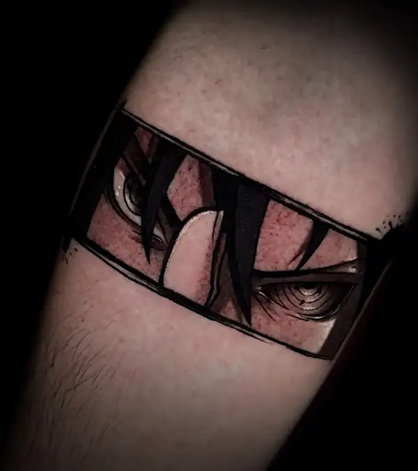 Franja horizontal con una mirada de anime de ojos rasgados, en negro y grises con un tono rojizo, en el brazo.