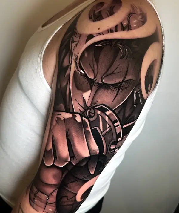 Zoro, de One Piece, empuñando su katana, en negro y grises del hombro al codo.