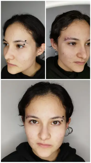 Un piercing en cada ceja, visto de lado, de tres cuartos y de frente.